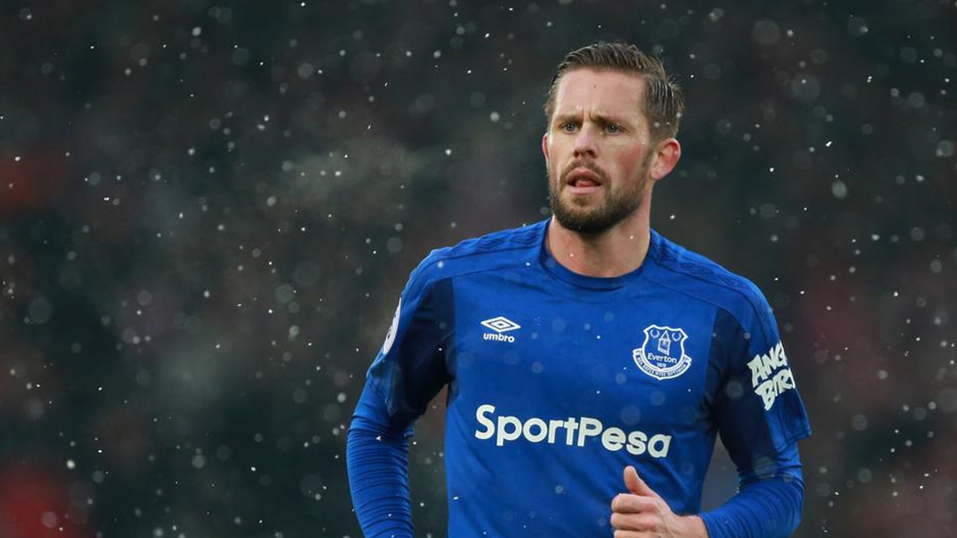 爱游戏平台-西甲门神多次神级扑救，比赛高潮迭起，西甲门将60米吊射